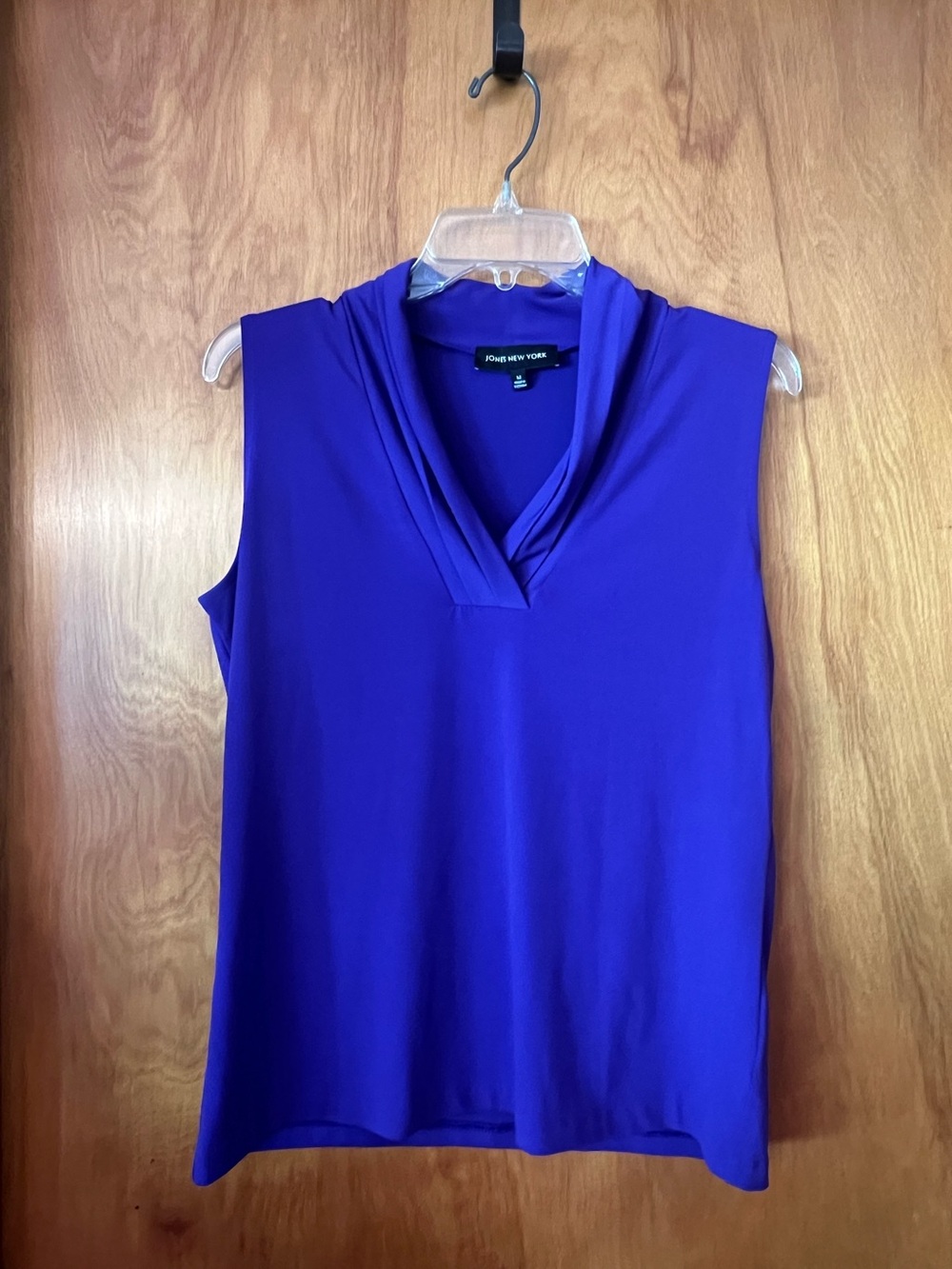 Jones New York size medium purple sleeveless vneck top